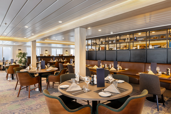 HX Hurtigruten Expeditions MS Spitsbergen Aune Restaurant 3 ©Espen Mills.jpg